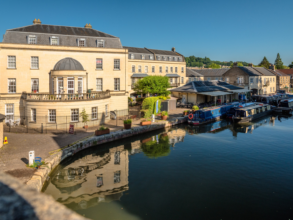 Дома у водного канала города Бат, Англия