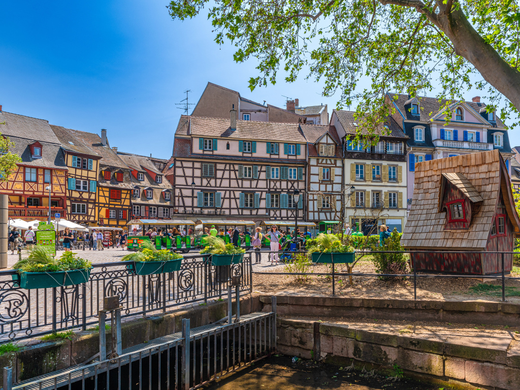 Красивые разноцветные дома на городской площади, Франция