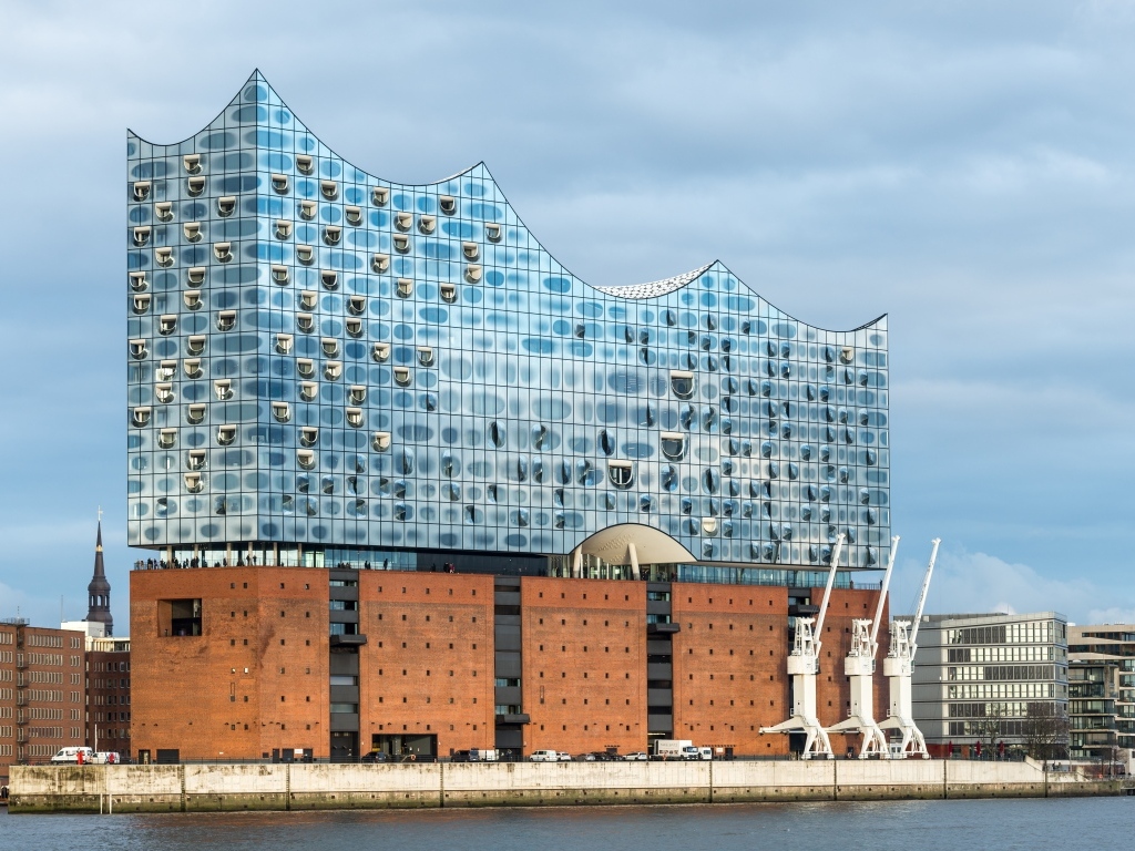 Красивое необычное здание в городе Гамбург