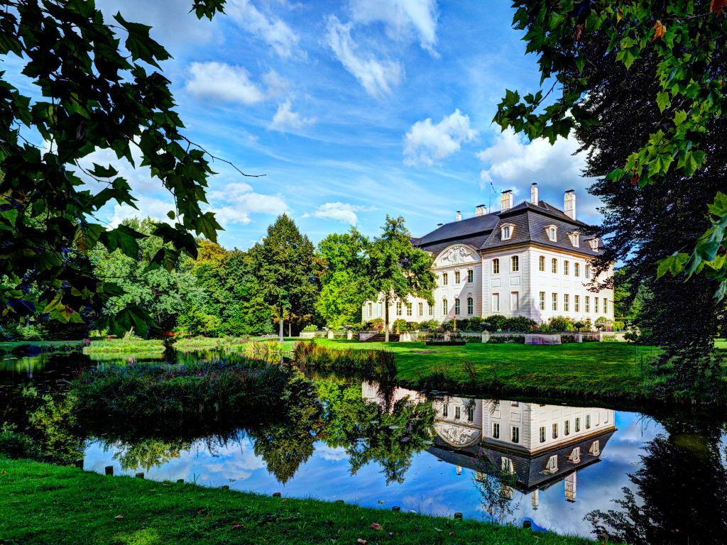 Дворец Браниц в пруда в парке, Германия