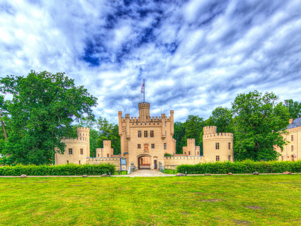 Замок под красивым небом летом, Лецлинген. Германия