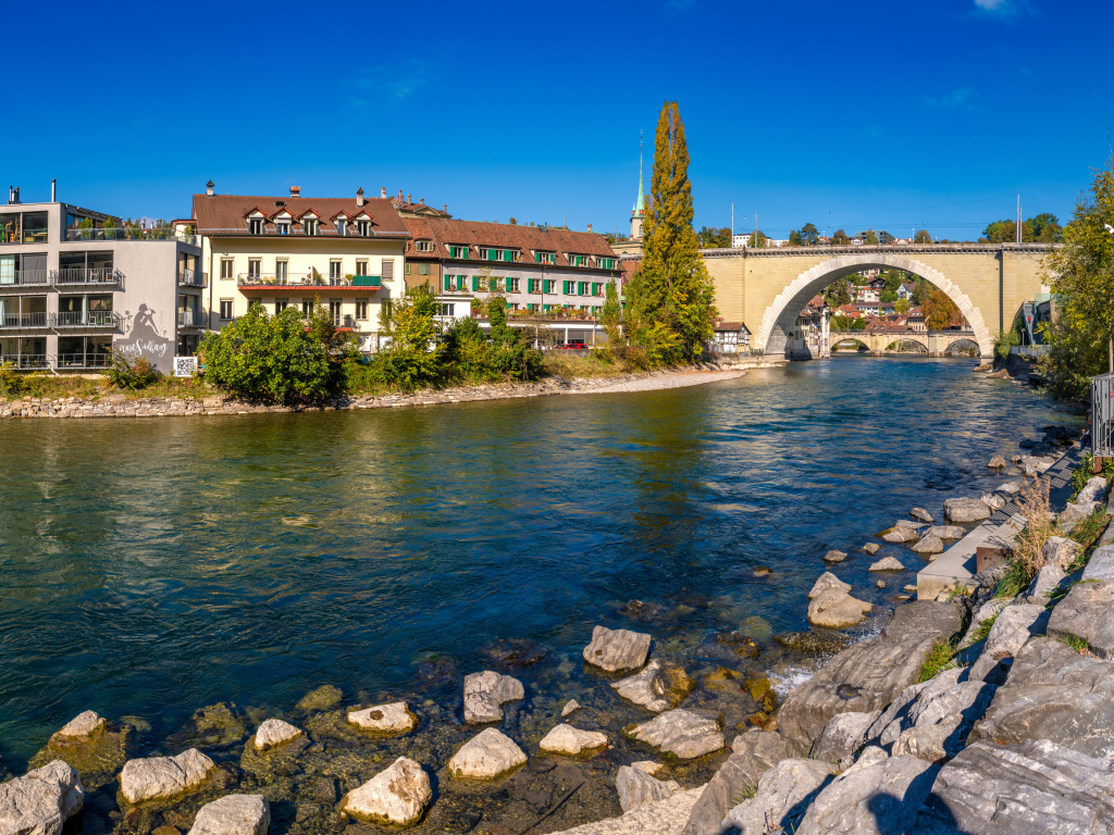 Набережная у реки в городе Берн, Германия