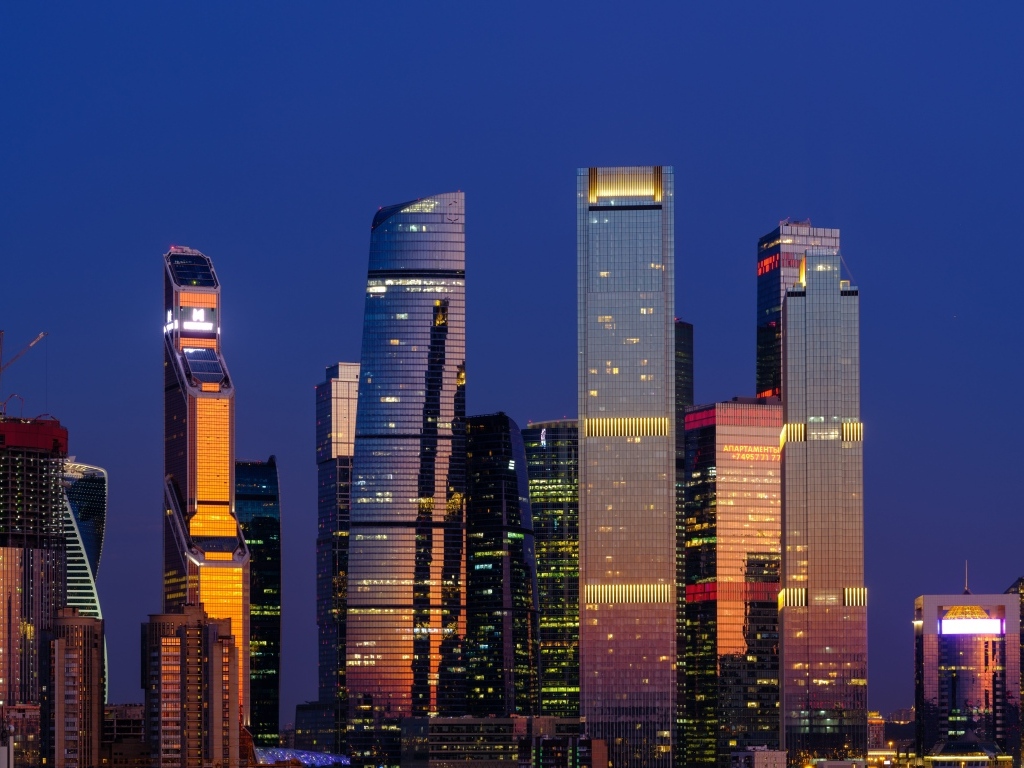 Высокие светящиеся небоскребы Москвы в сумерках, Россия