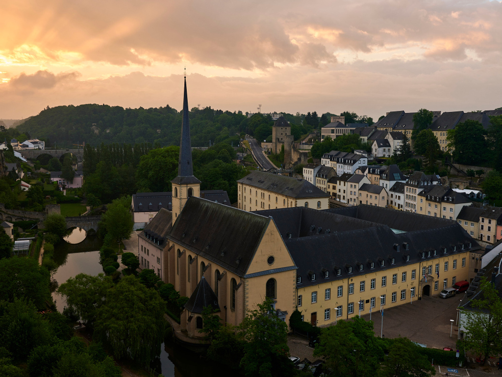 Солнце в небе над красивым зданием, Люксембург