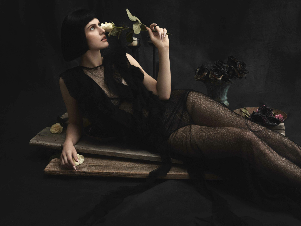 Актриса Александра Даддарио в черном платье с розой в руках