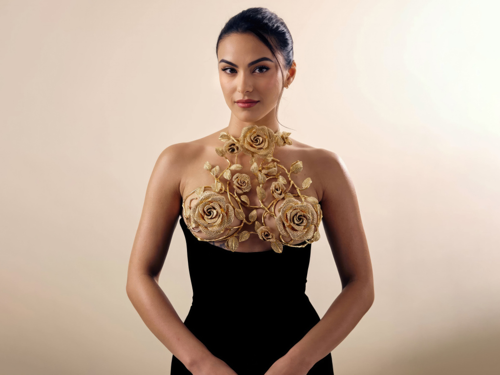 Актриса Камила Мендес в красивом платье с узором