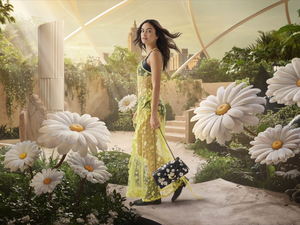 Актриса Камила Мендес в платье около ромашек