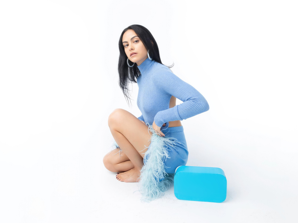 Актриса Камила Мендес на белом фоне