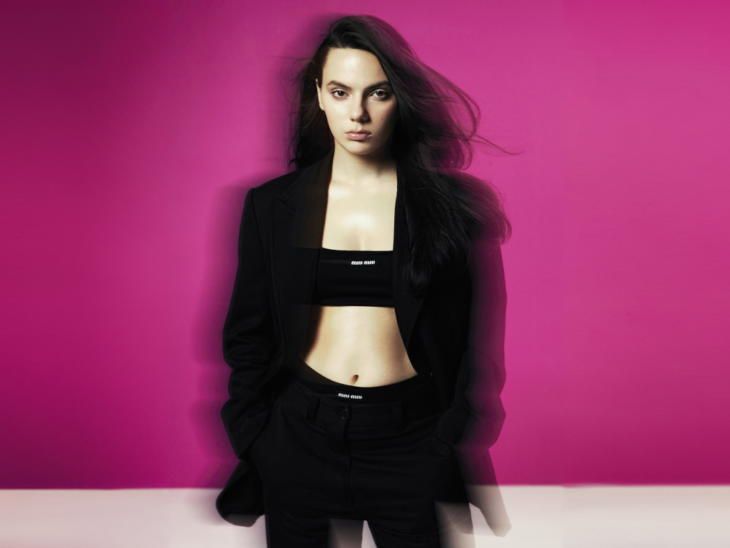 Актриса Дафни Кин стоит у розовой стены