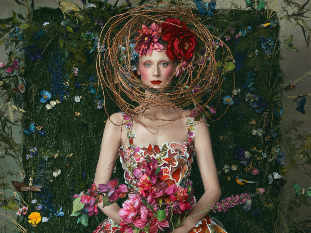 Актриса Элизабет Дебики в ярком цветочном образе