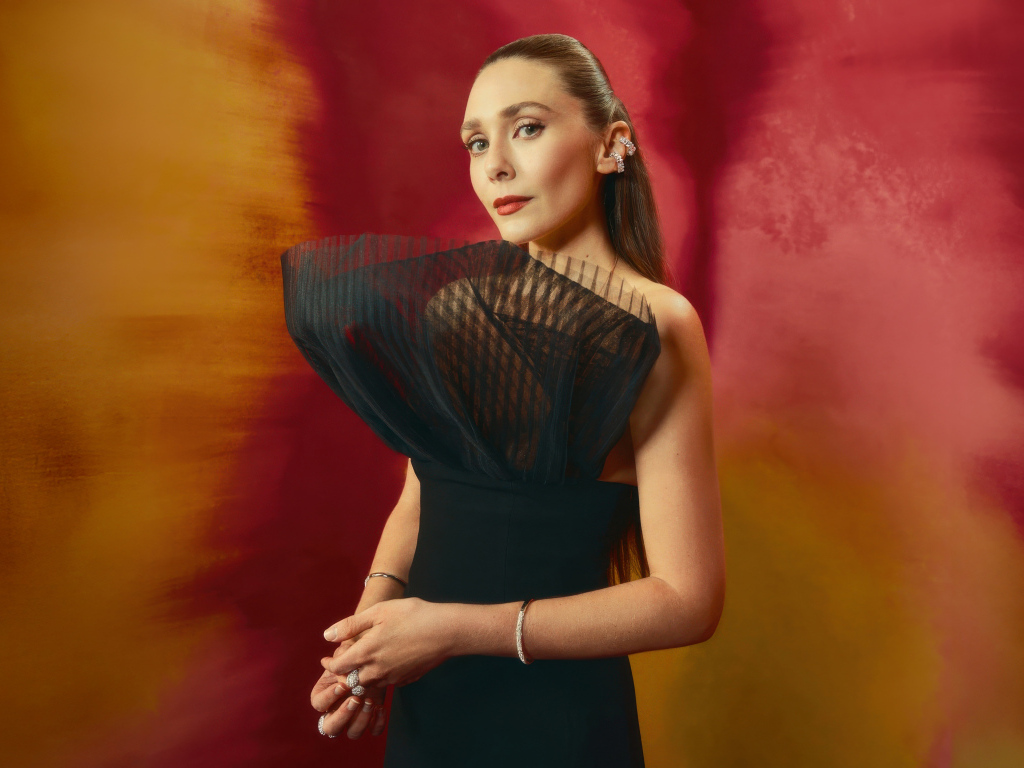 Актриса Элизабет Олсен в необычном черном платье