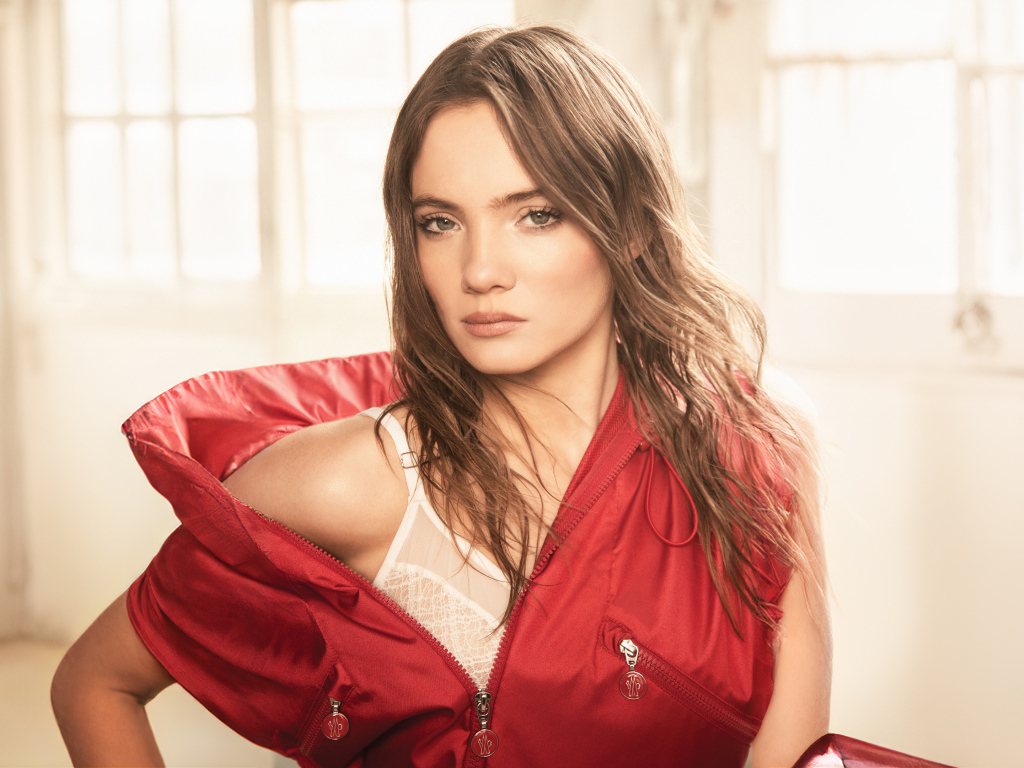 Актриса Фрейя Аллан в красной жилетке