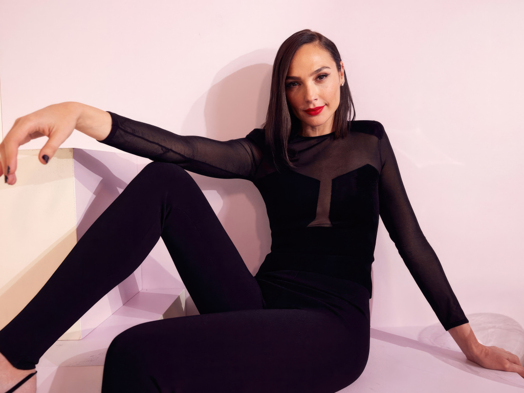 Актриса Галь Гадот позирует для фото