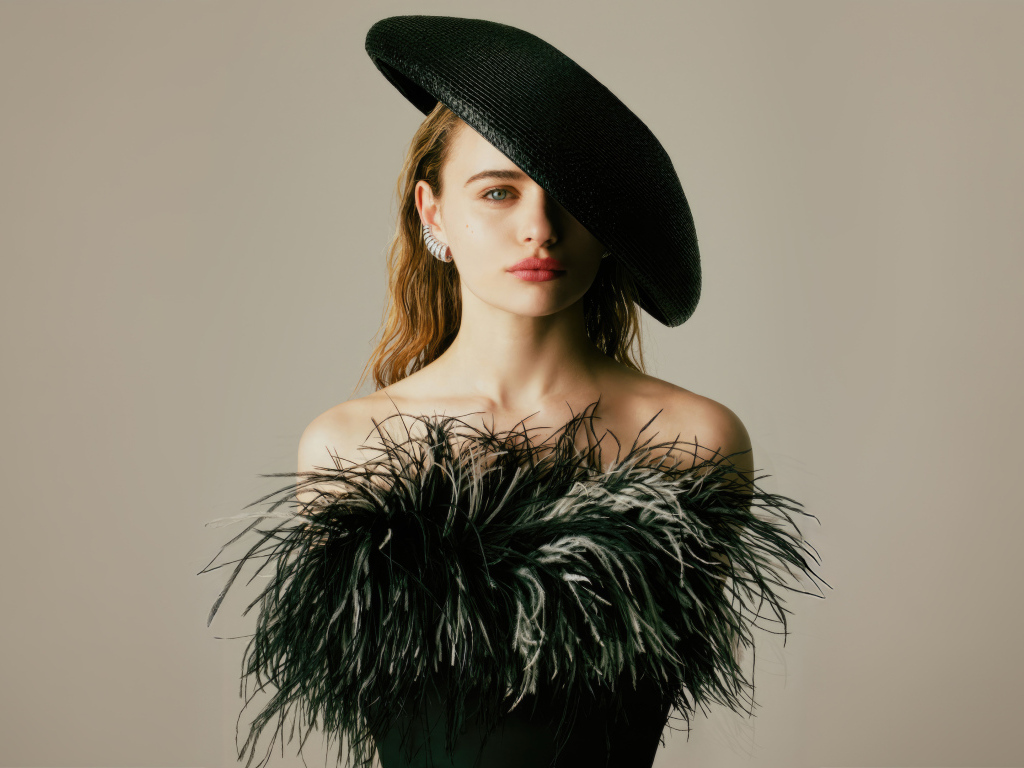 Актриса Джоуи Кинг в шляпе