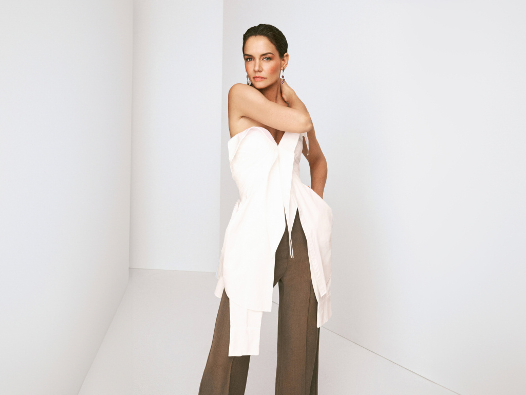 Актриса Кэти Холмс на сером фоне