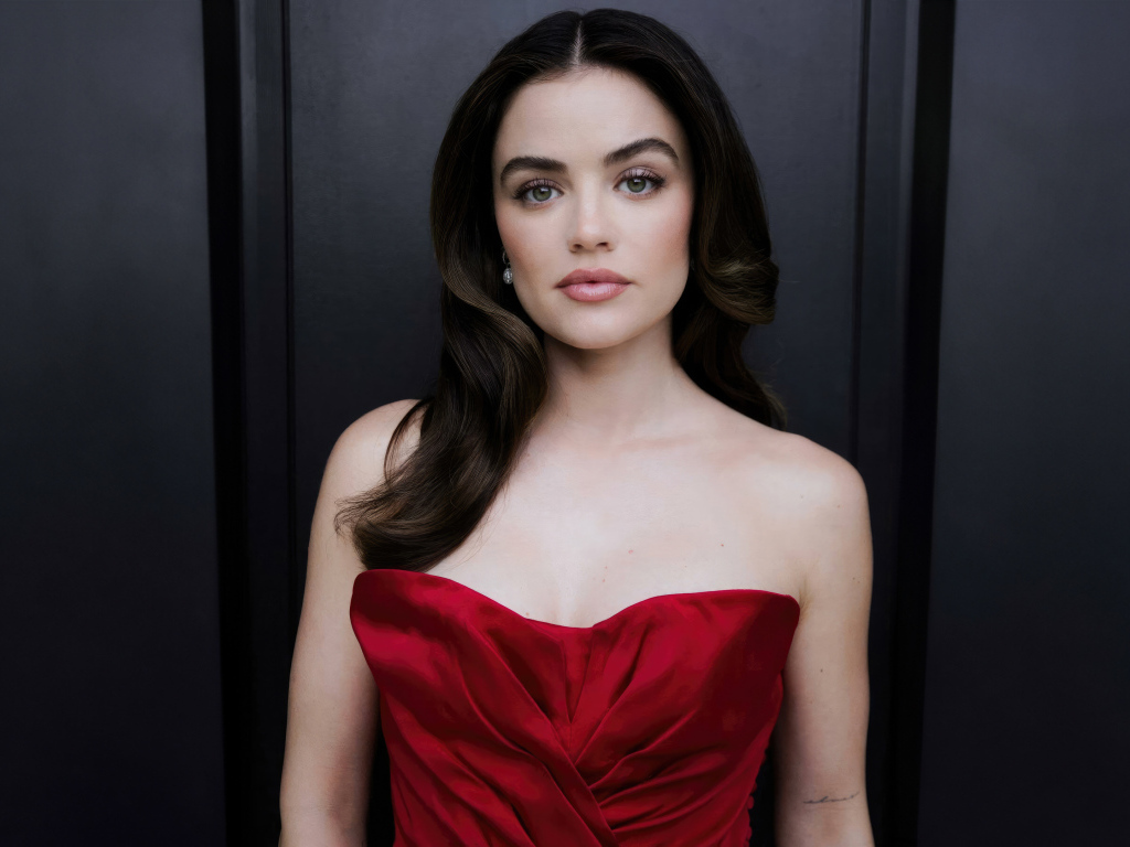 Актриса Люси Хейл в красном платье у серой стены