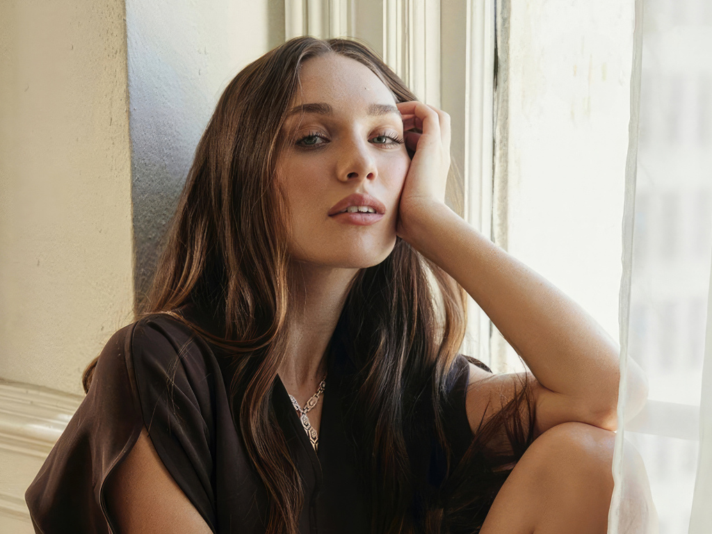 Актриса Мэдди Зиглер сидит у окна