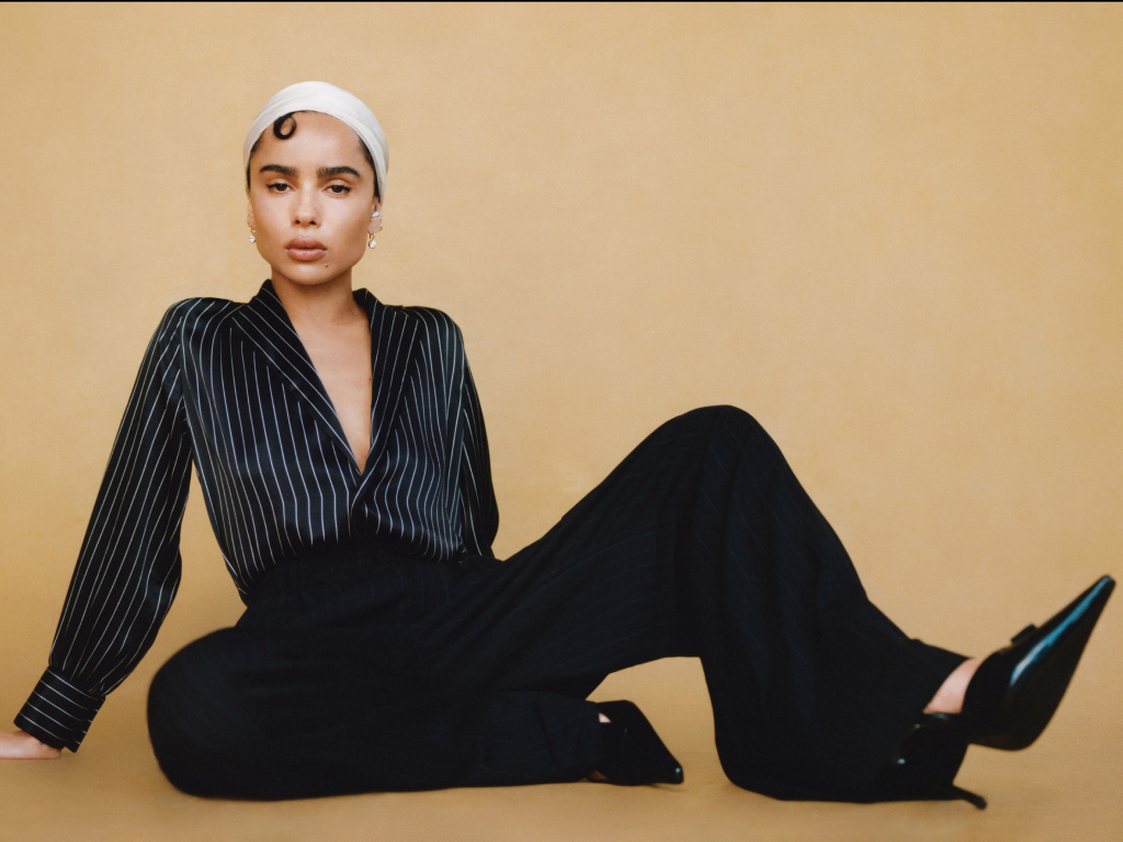 Актриса Зои Кравиц сидит на полу