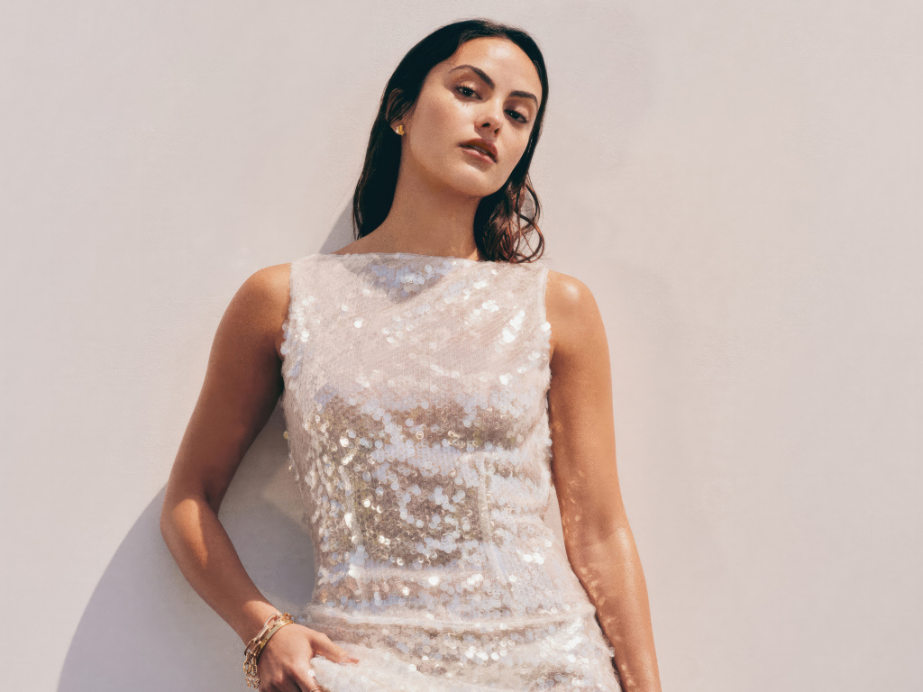 Американская актриса Камила Мендес в блестящем платье