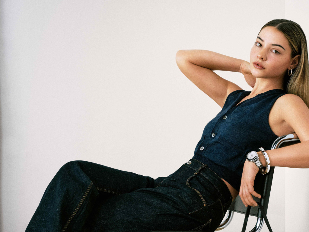 Американская актриса Мэдлин Клайн сидит на стуле