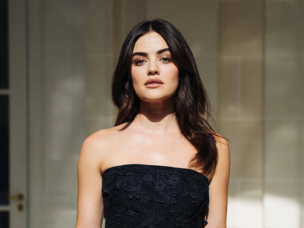 Американская актриса кино Люси Хейл в черном платье