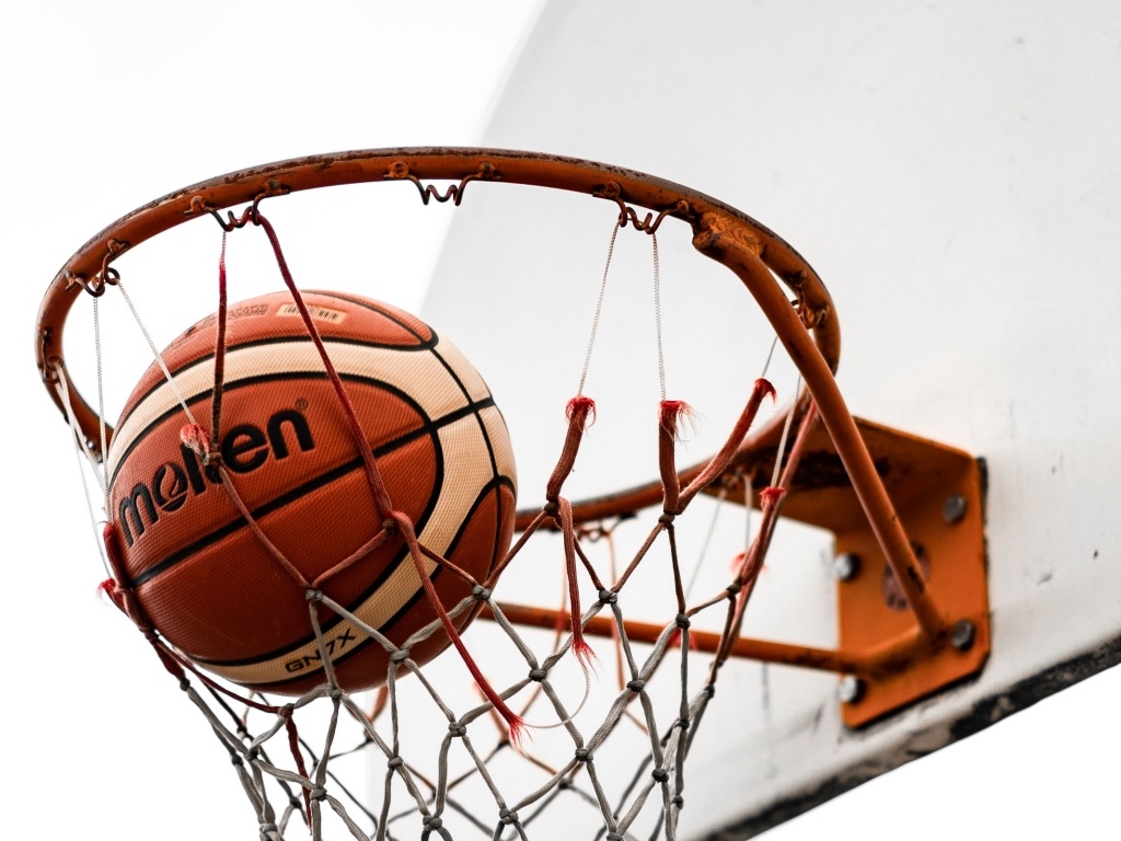 Мяч в сетке баскетбольного кольца
