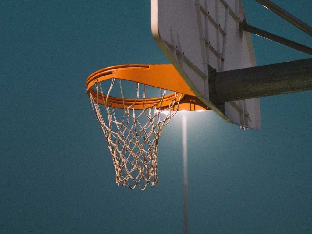 Баскетбольное кольцо в свете фонаря