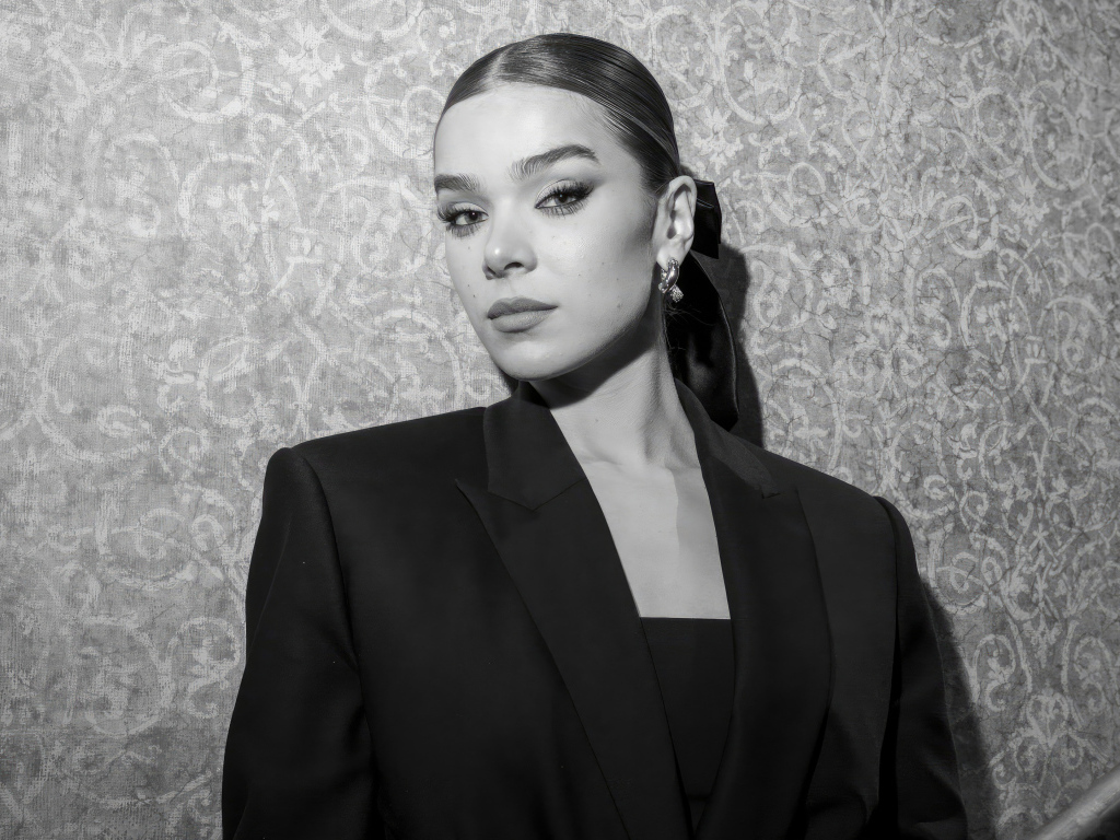 Красивая американская актриса Хейли Стейнфилд в черном костюме