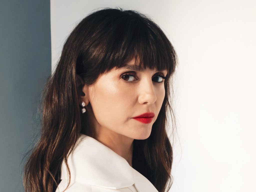 Красивая кареглазая девушка актриса Нина Добрев