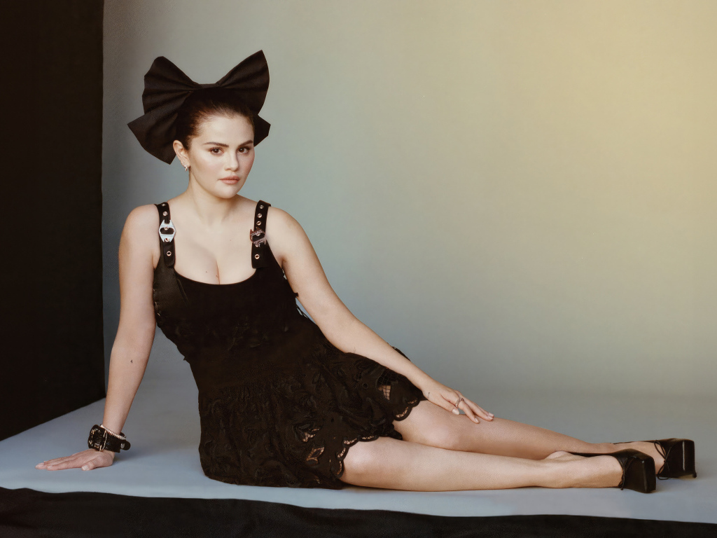 Красивая девушка актриса Селена Гомес в черном платье