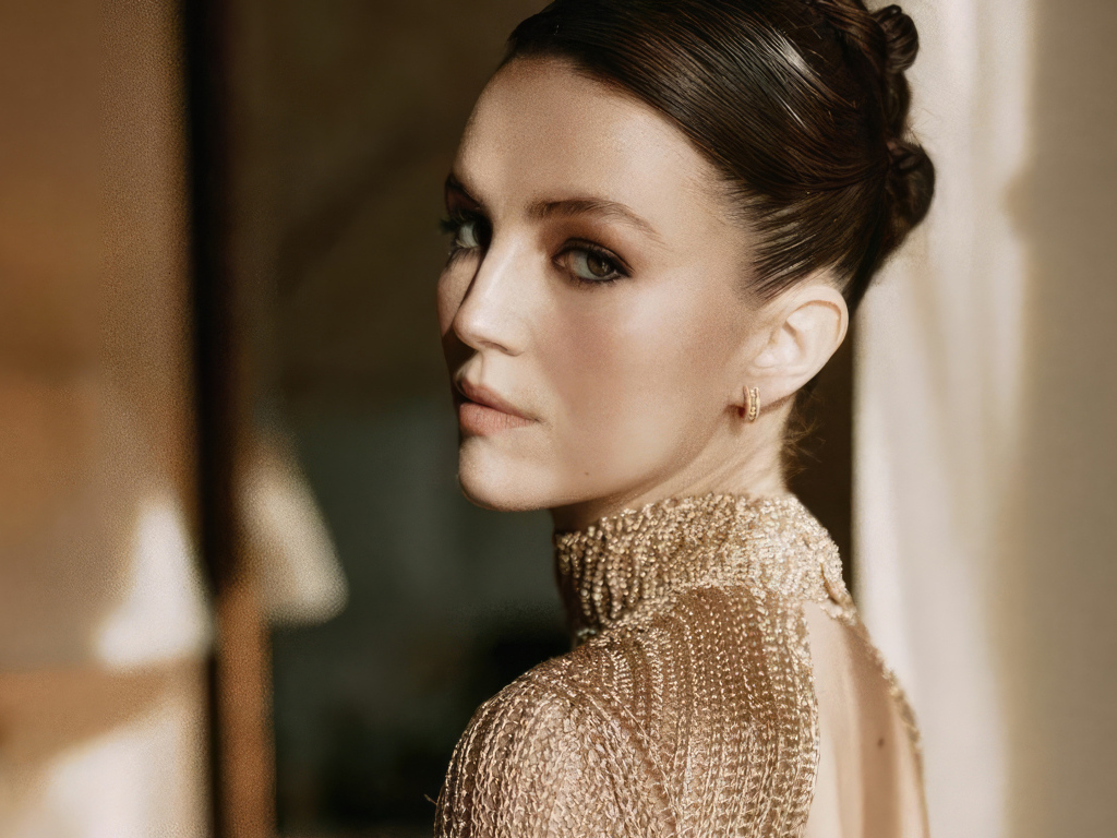 Красивая молодая актриса Элла Хант