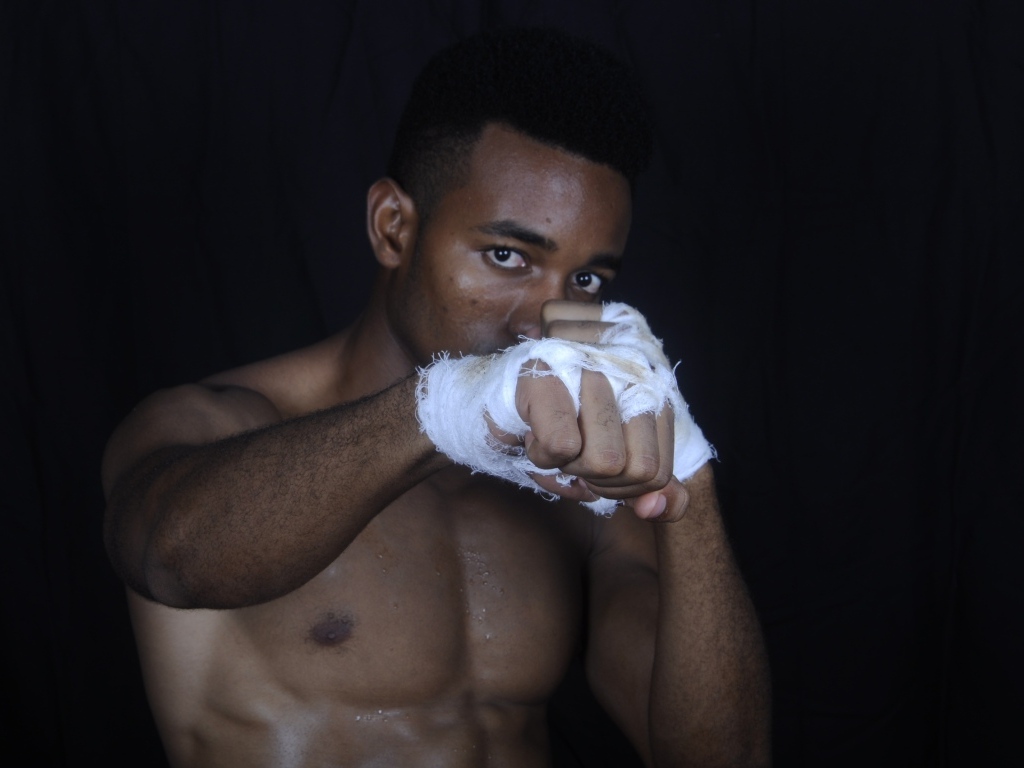 Темнокожий мужчина боксер 