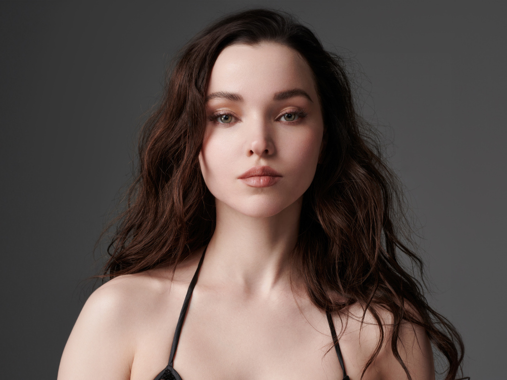 Милое лицо девушки Дав Кэмерон на сером фоне