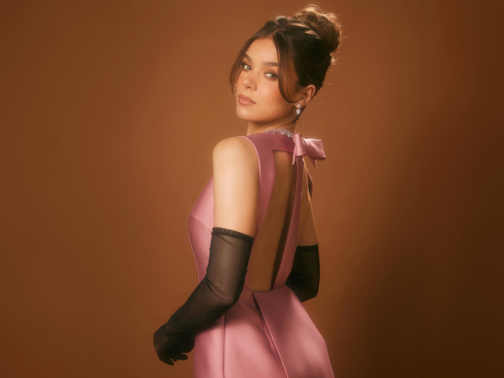 Милая девушка актриса Хейли Стейнфилд в розовом платье