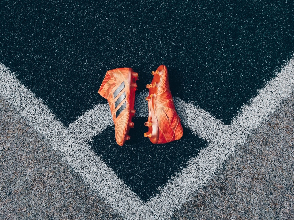 Футбольные бутсы на поле