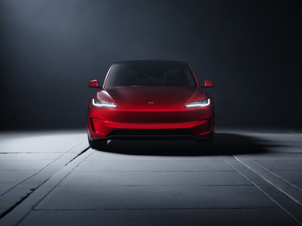 Вид спереди на красный автомобиль Tesla Model 3 Performance 2024 года