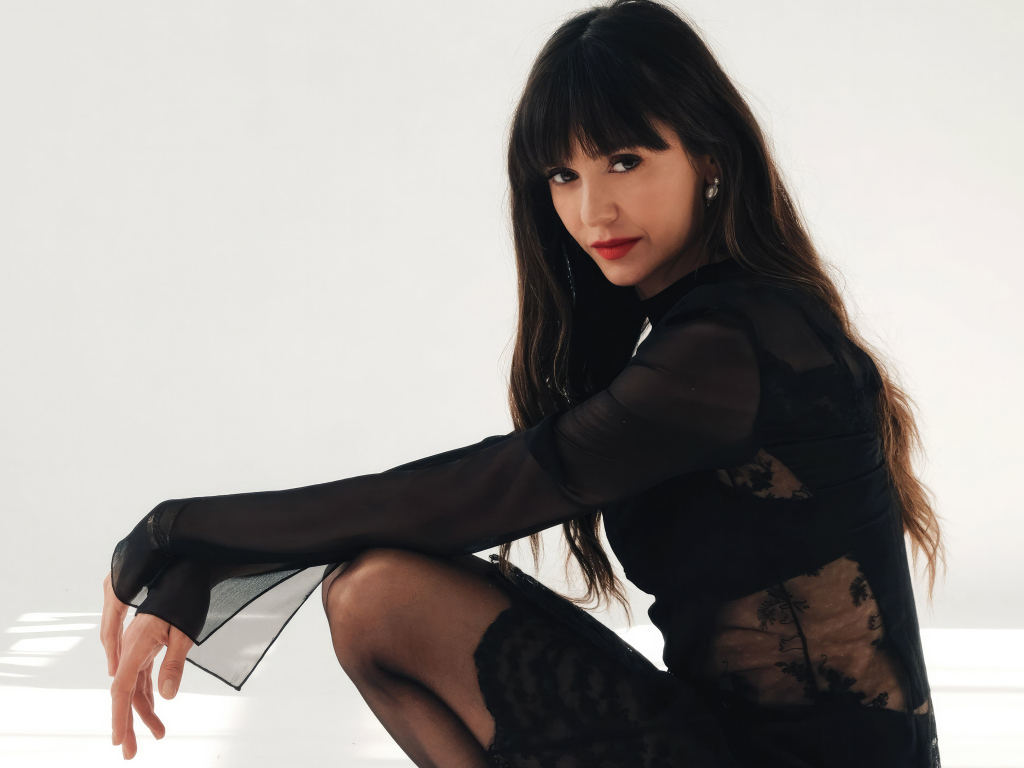 Жгучая брюнетка актриса Нина Добрев