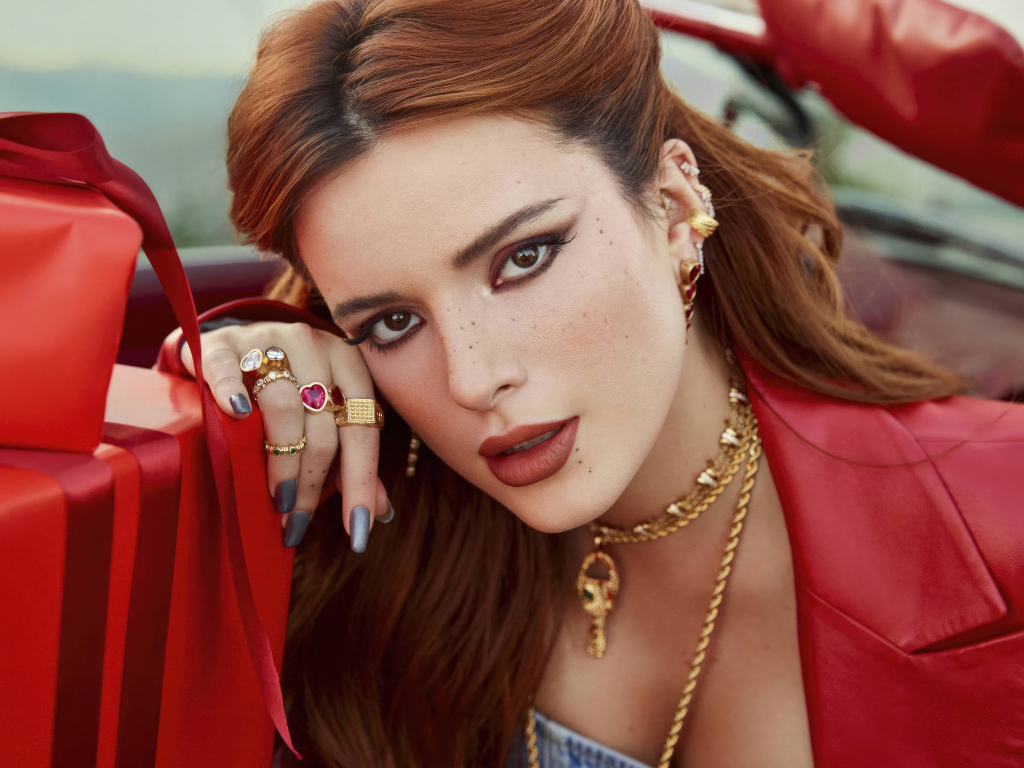 Жгучая рыжеволосая актриса Белла Торн