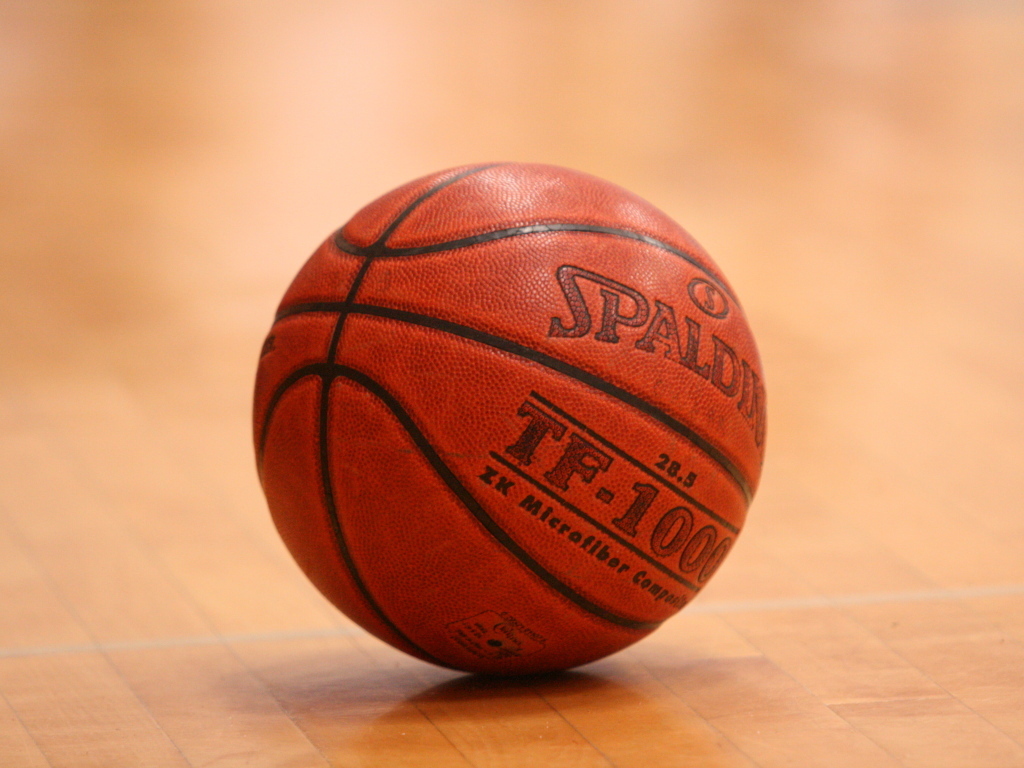 Кожаный мяч на баскетбольном поле