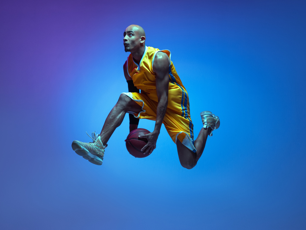 Мужчина баскетболист с мячом в руках 