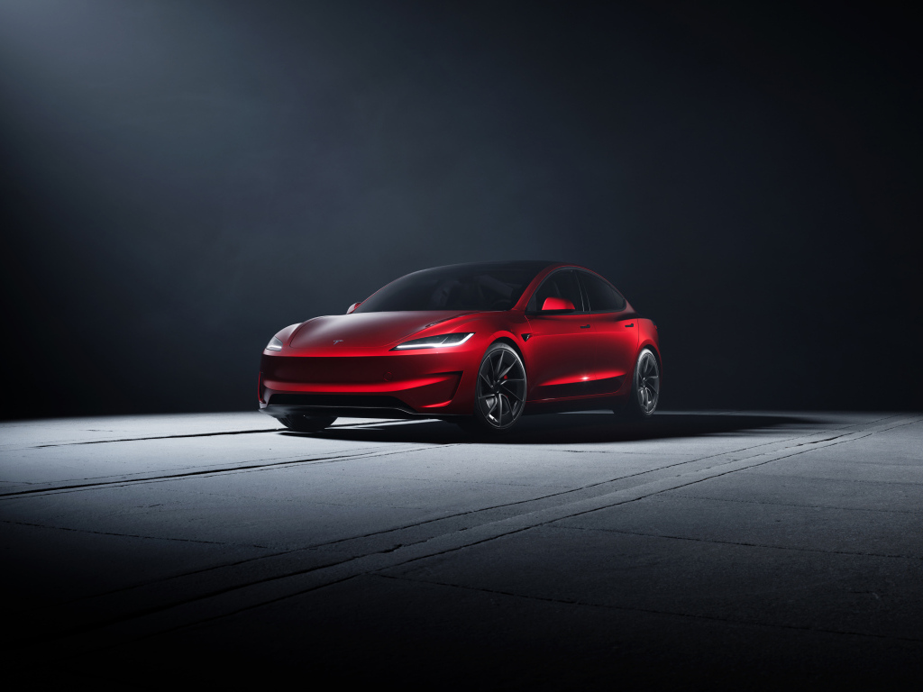 Красный автомобиль Tesla Model 3 Performance 2024 года на сером фоне
