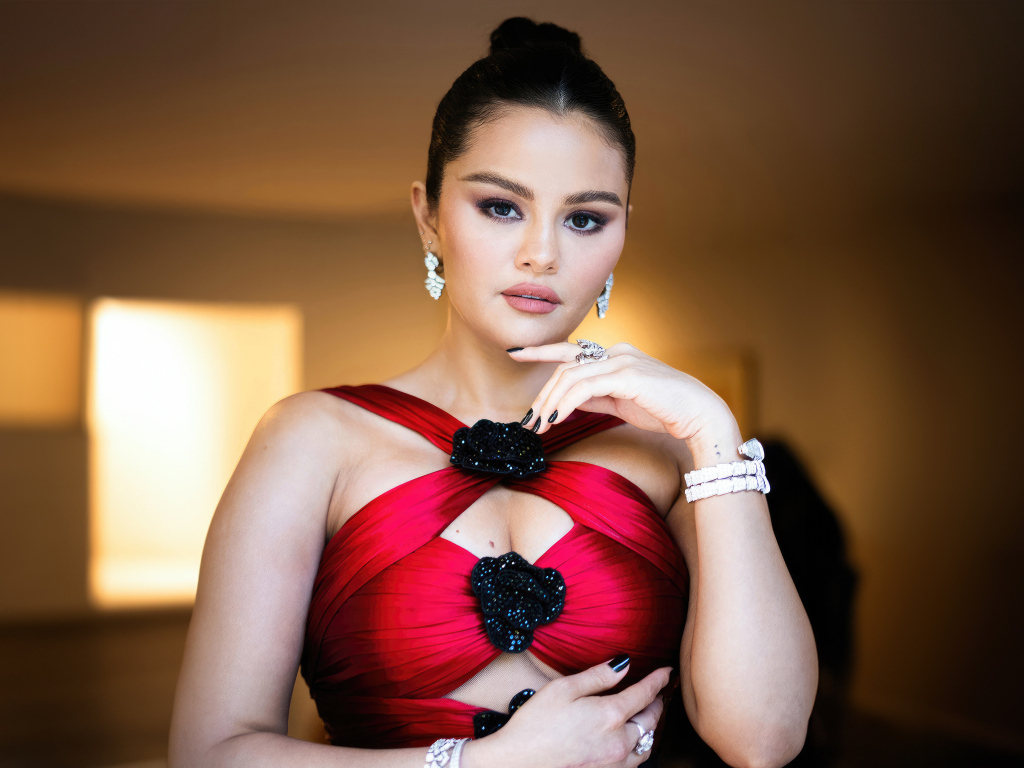 Певица и актриса Селена Гомес в красивом наряде