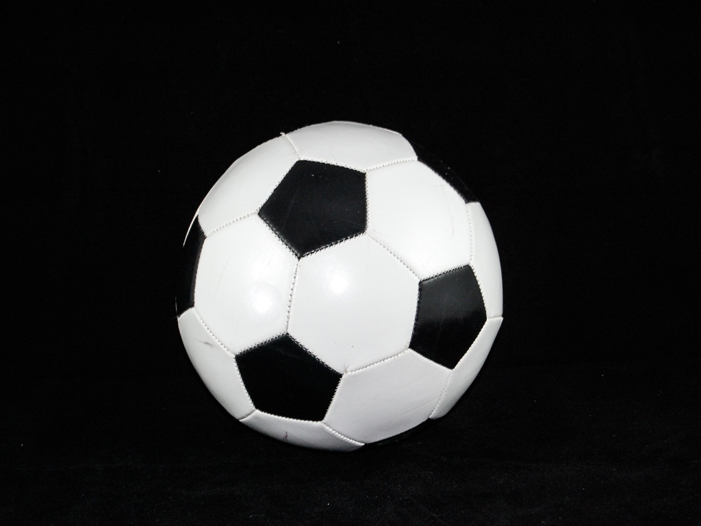 Футбольный мяч на черном фоне крупным планом