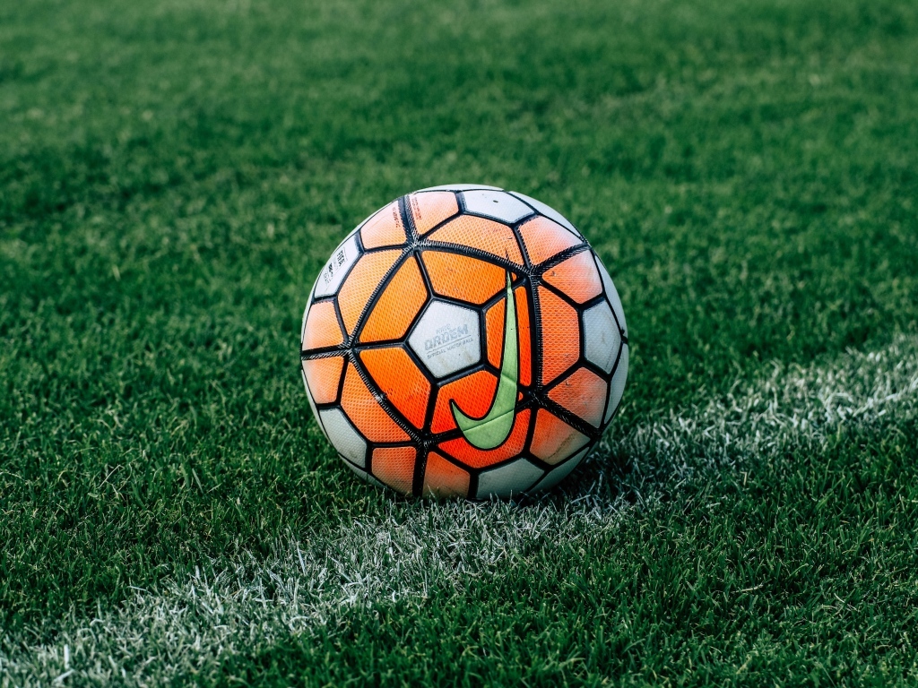 Футбольный мяч на зеленом поле