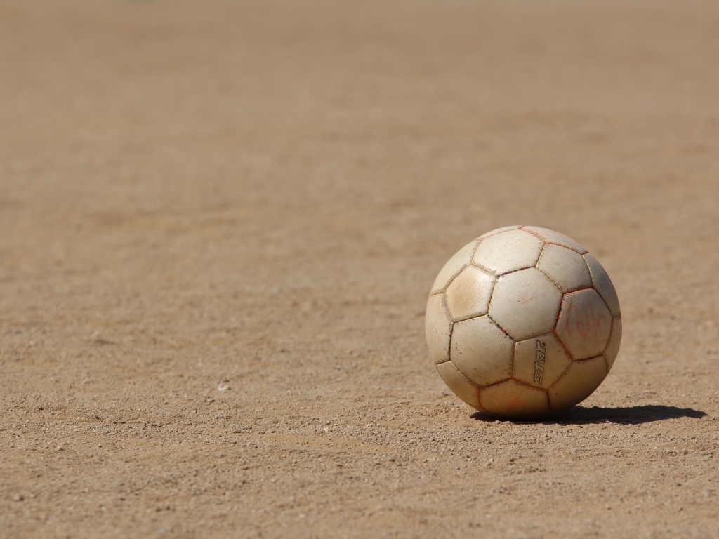 Футбольный мяч на песке 
