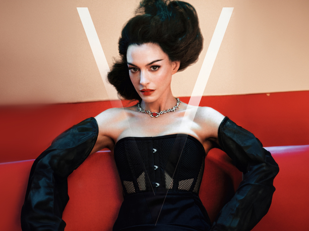 Эффектная актриса Энн Хэтэуэй в черном наряде на диване