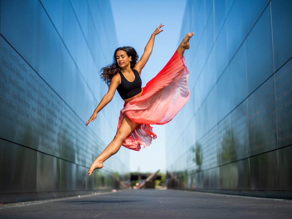 Эффектный прыжок балерины у здания