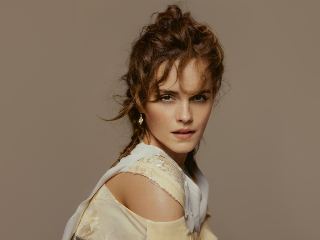 Стильная молодая актриса Эмма Уотсон на сером фоне