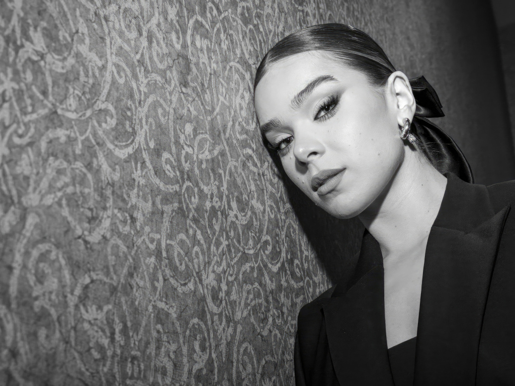 Молодая американская актриса Хейли Стейнфилд у стены