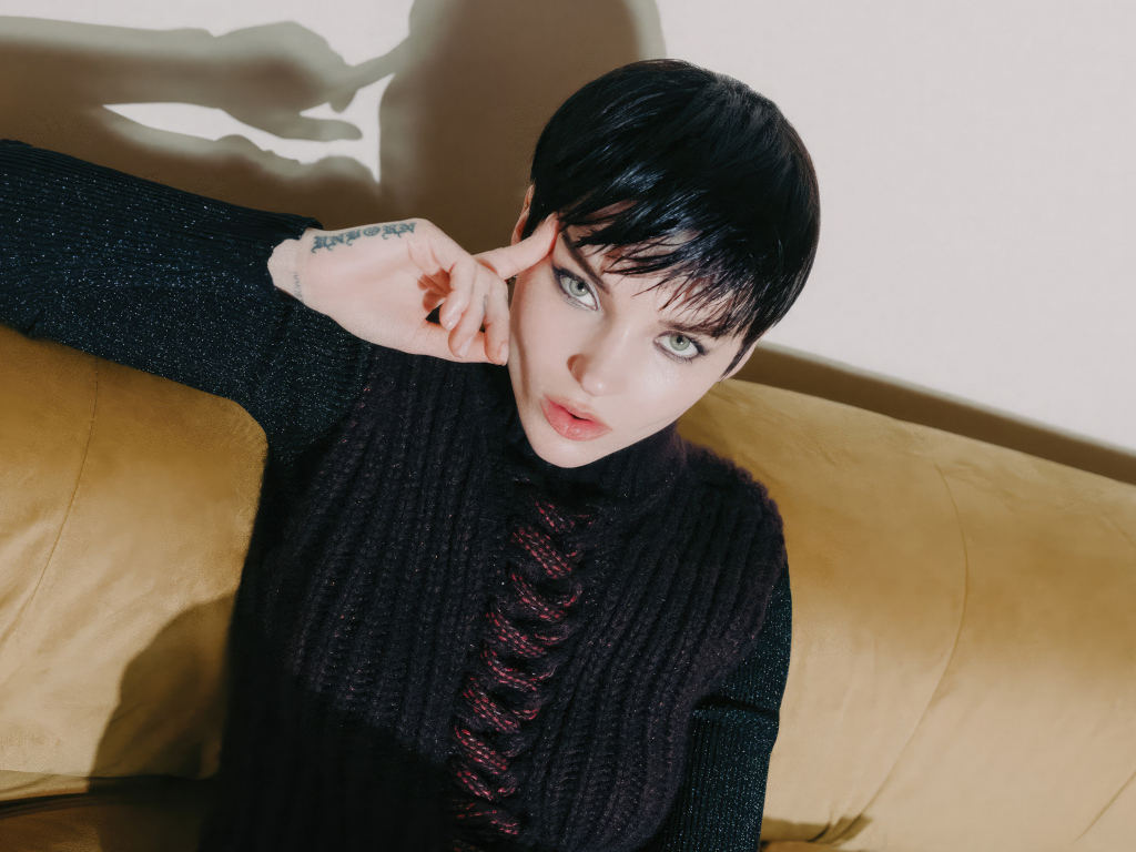 Молодая актриса Дав Кэмерон с короткой стрижкой